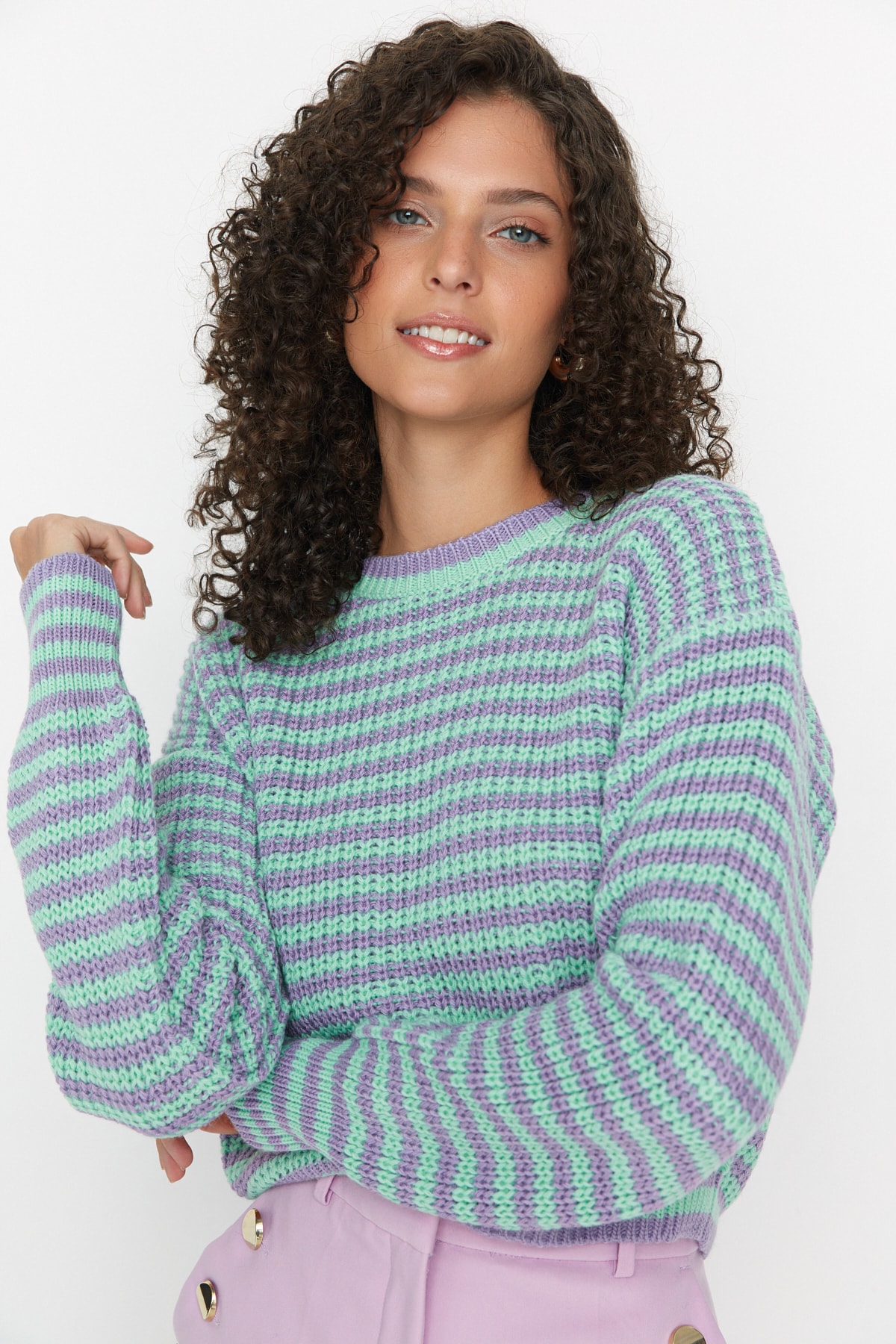 Trendyol Collection Lila kurzer Strickpullover mit Streifen TWOAW23KZ00412