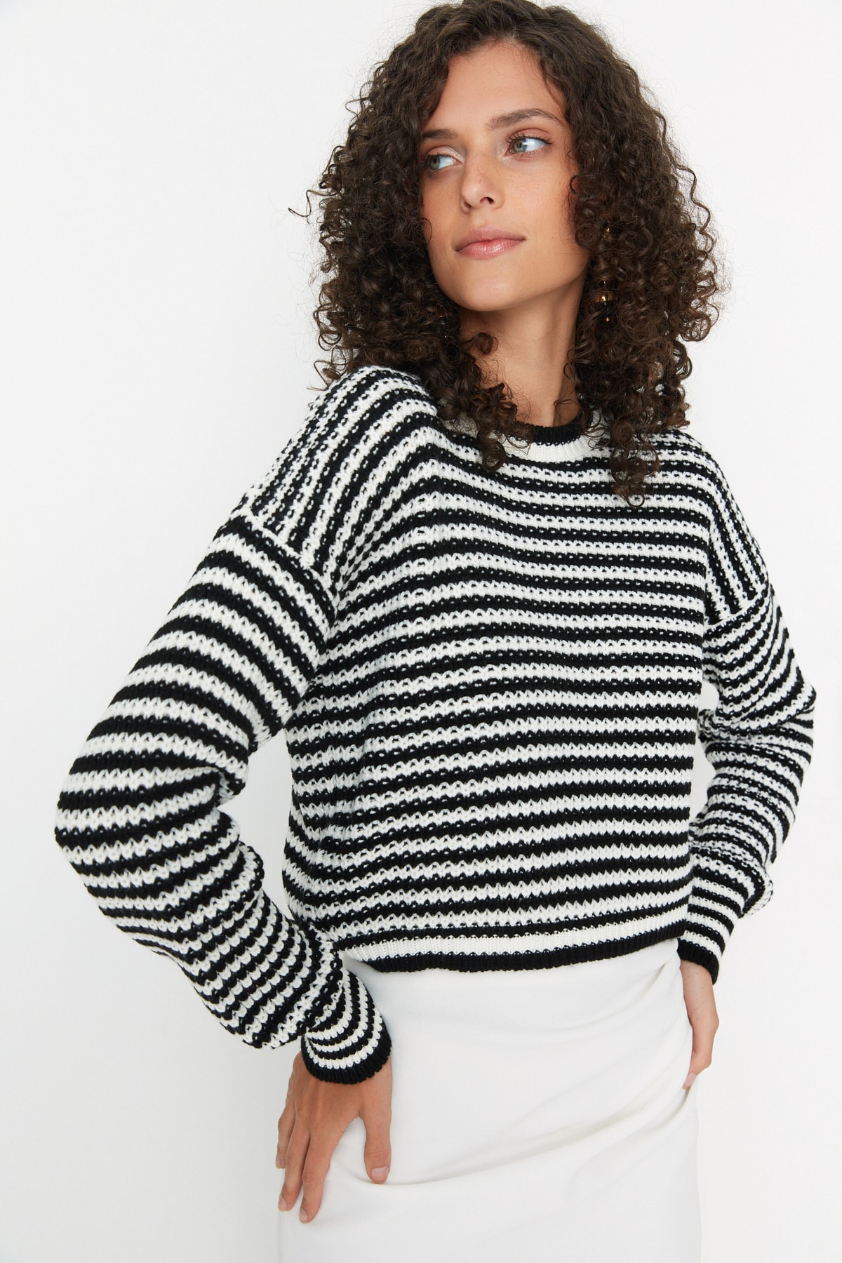 Trendyol Collection Schwarzer kurzer Strickpullover mit Streifen TWOAW23KZ00412