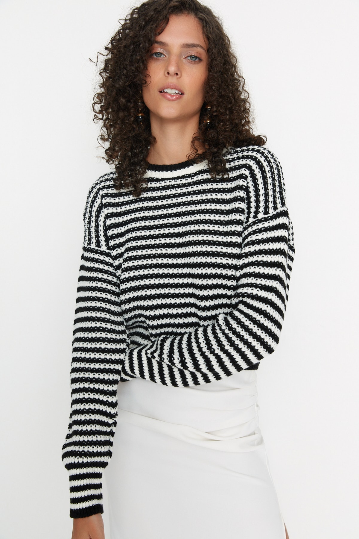 Trendyol Collection Schwarzer kurzer Strickpullover mit Streifen TWOAW23KZ00412