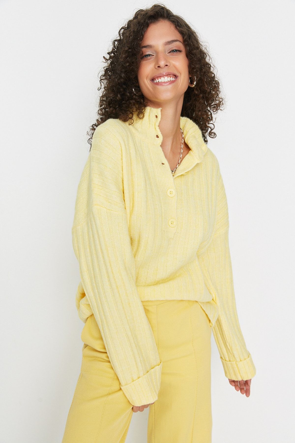 Trendyol Collection-Gelber, weich strukturierter Strickpullover mit Stehkragen und weiter Passform TWOAW21KZ0783 3
