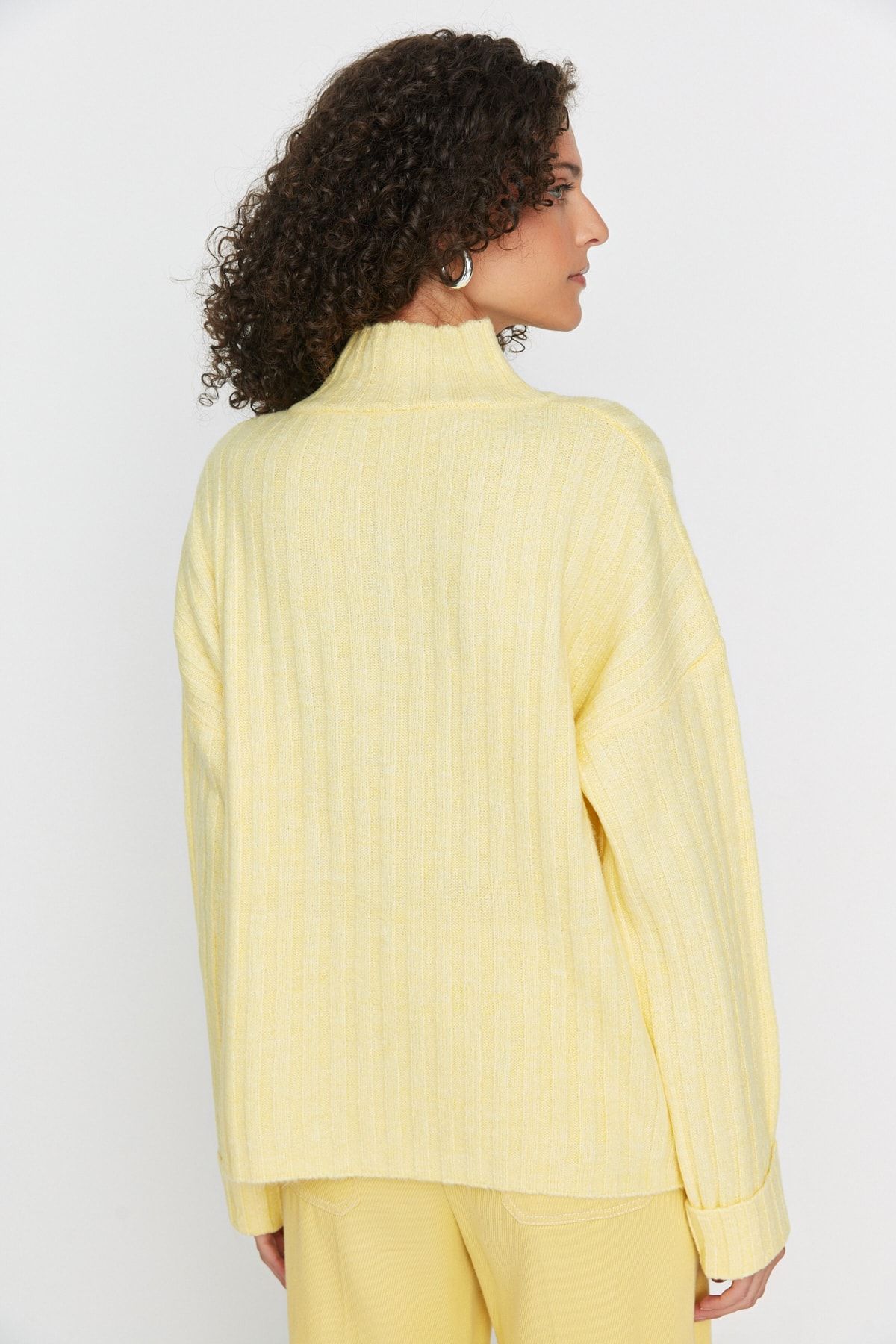 Trendyol Collection-Gelber, weich strukturierter Strickpullover mit Stehkragen und weiter Passform TWOAW21KZ0783 5