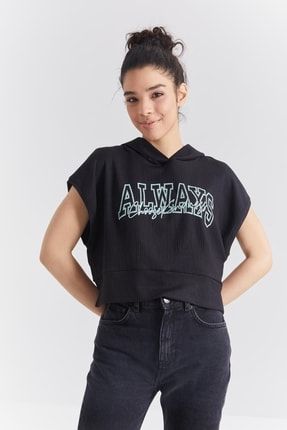 Siyah Yazı Baskılı Kapüşonlu Oversize Kadın Bürümcük Crop Top T-shirt - 97229 T12BY-97229