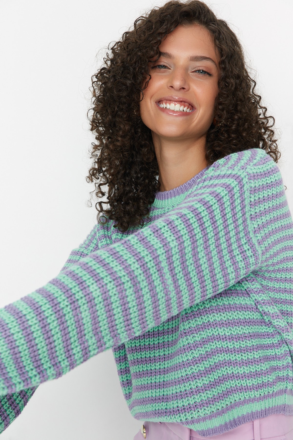 Trendyol Collection Lila kurzer Strickpullover mit Streifen TWOAW23KZ00412