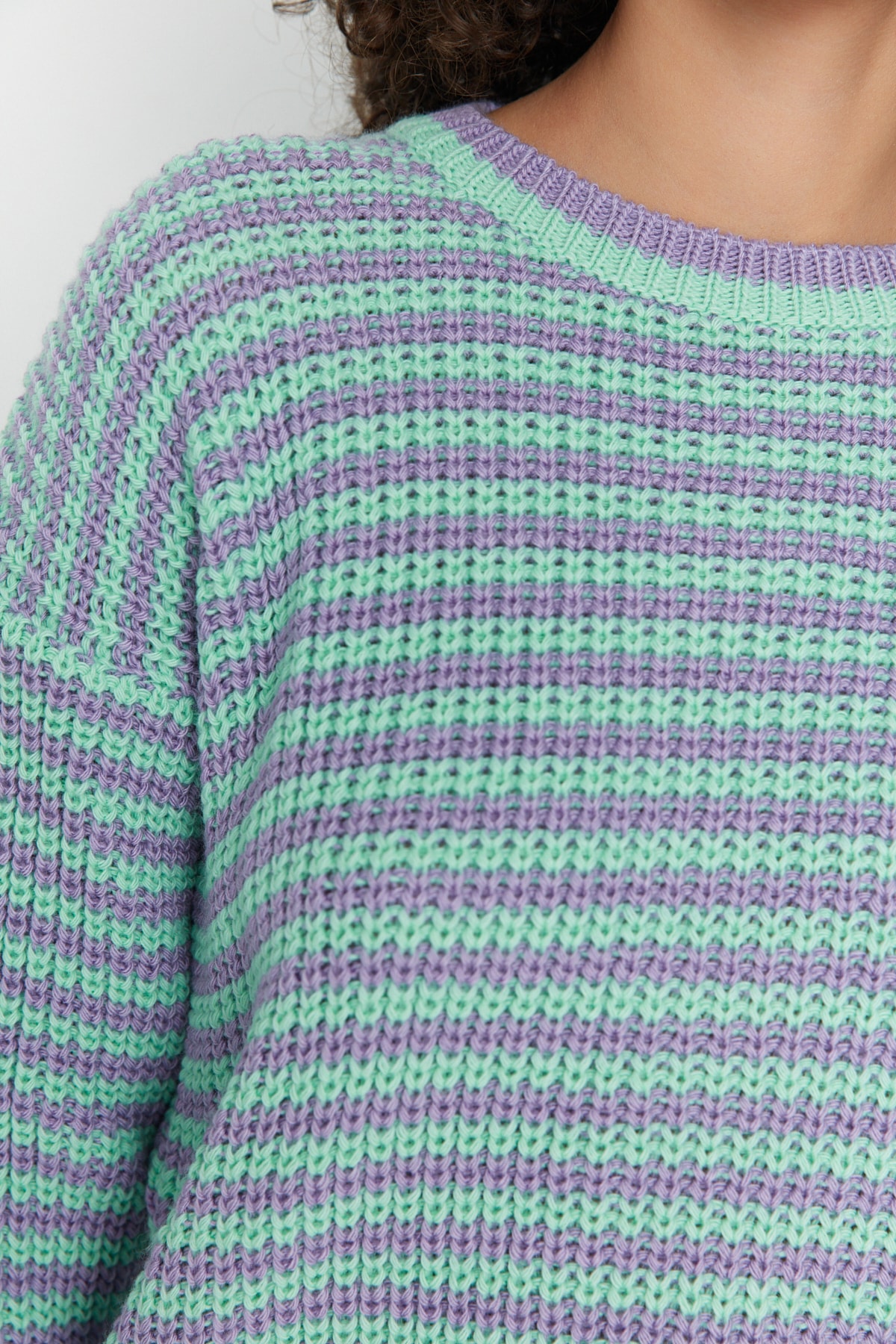 Trendyol Collection Lila kurzer Strickpullover mit Streifen TWOAW23KZ00412