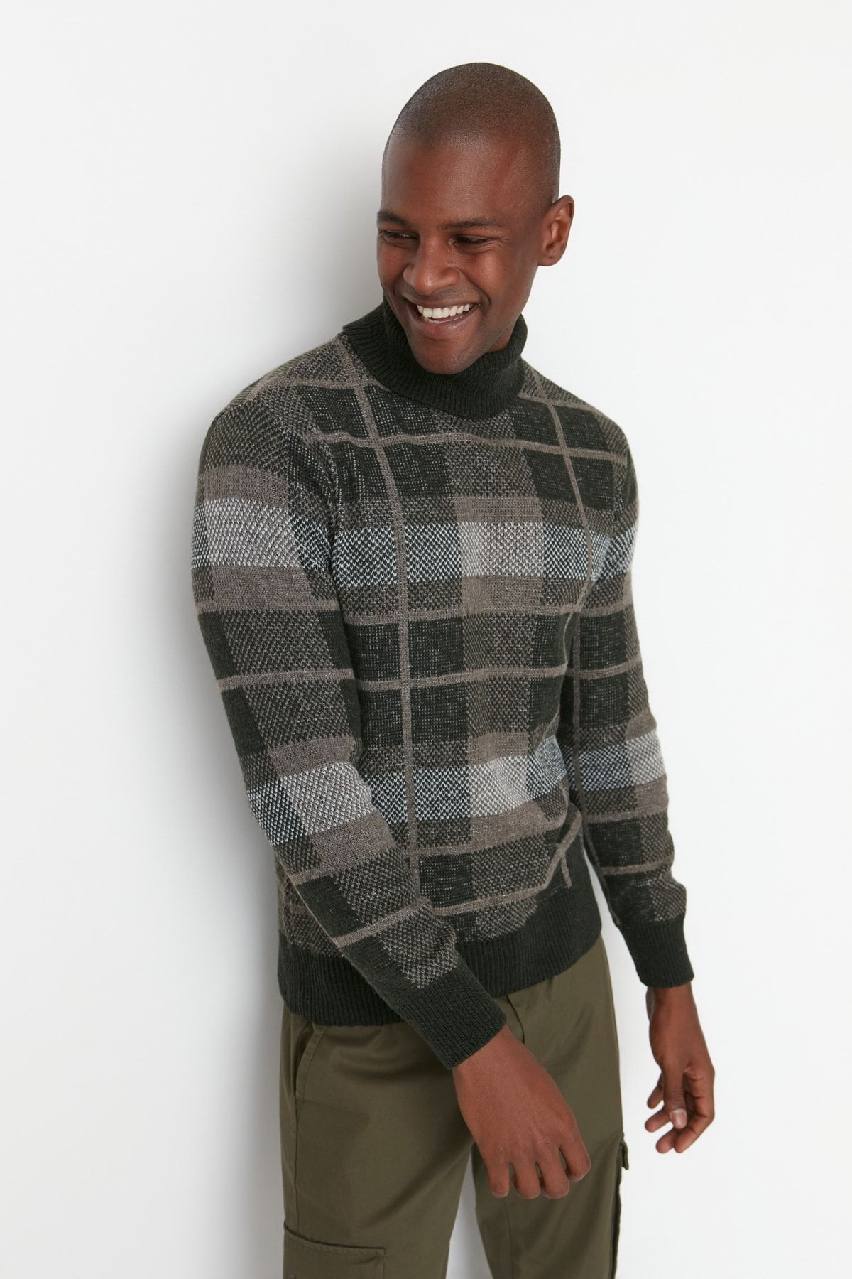 Trendyol Collection-Karierter Strickpullover mit Rollkragen – Khaki, normale Passform TMNAW22KZ0307 3
