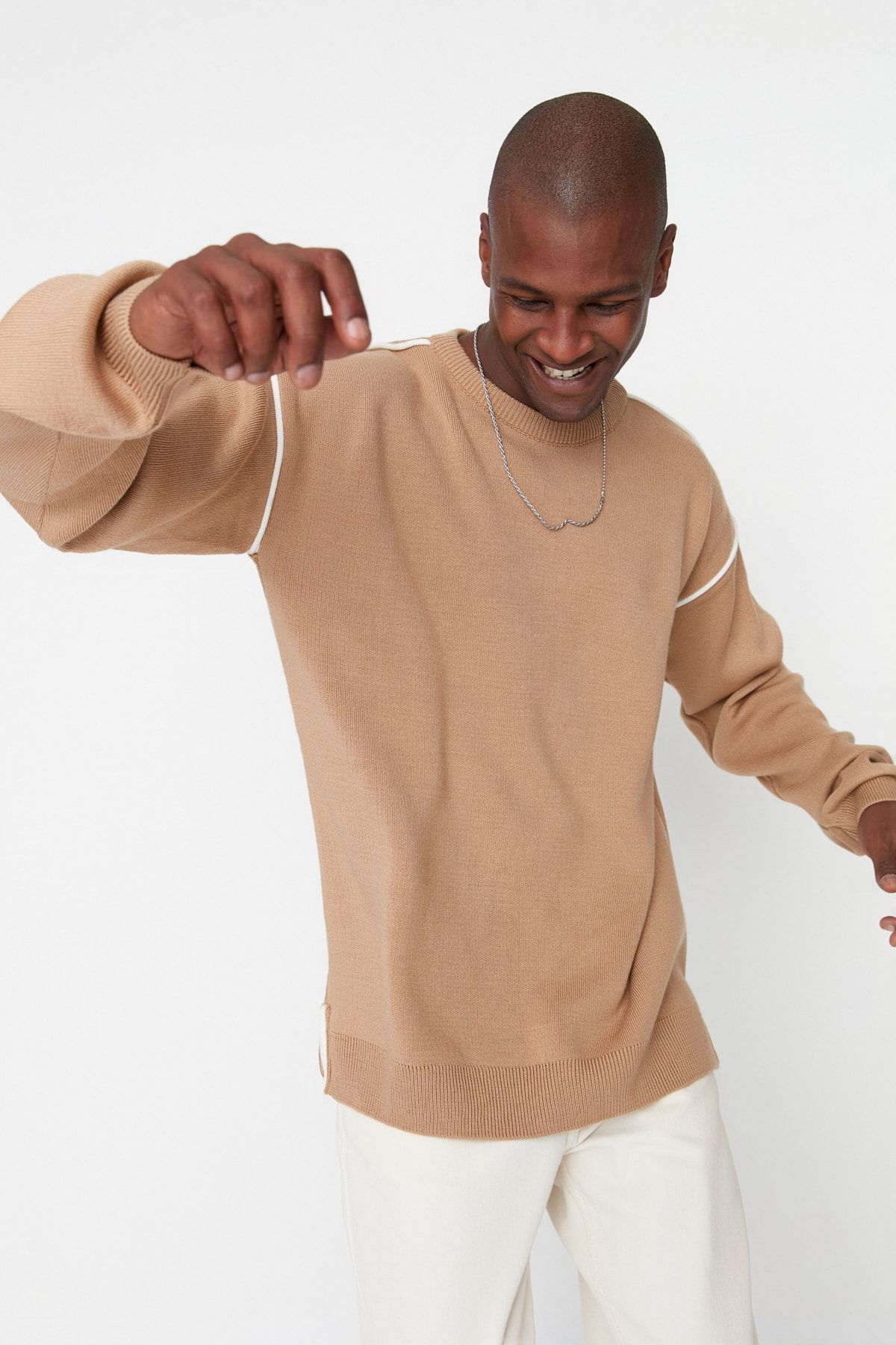 TRENDYOL MAN Camel Erkek Oversize Bisiklet Yaka Biye Detaylı Triko Kazak TMNAW22KZ0142