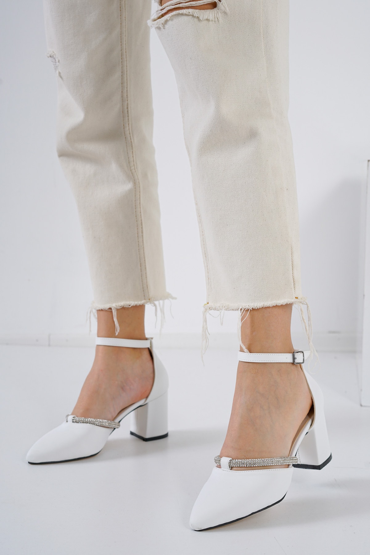 MELİKMERT Kadın Beyaz Saten Kumaş Taşlı Karnı Yarık Bilekten Bantlı Kısa Topuklu Ayakkabı 6cm