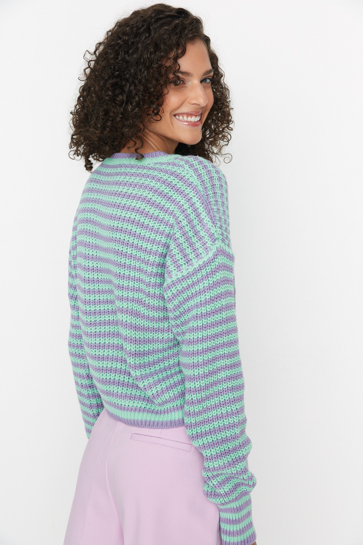 Trendyol Collection Lila kurzer Strickpullover mit Streifen TWOAW23KZ00412