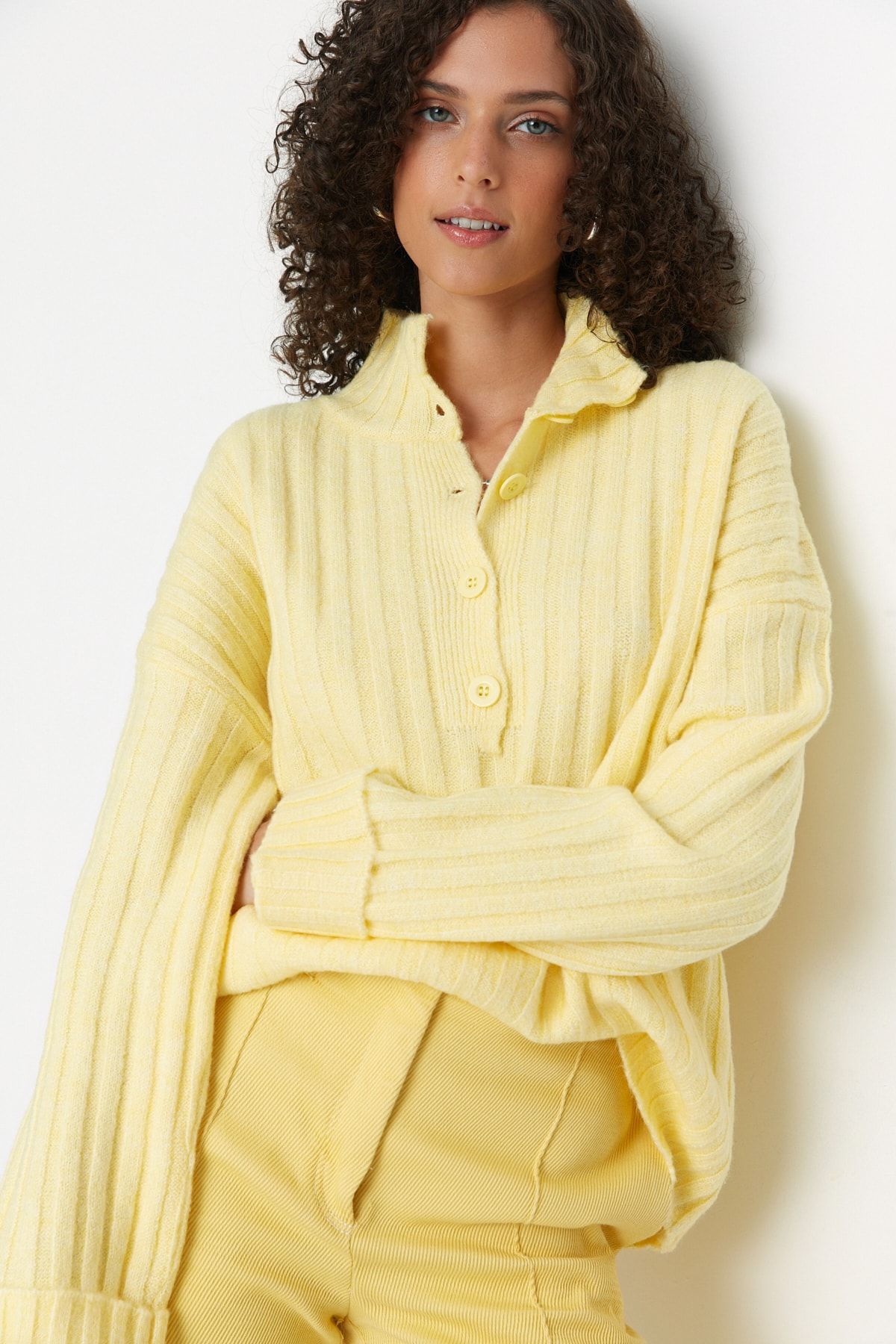 Trendyol Collection-Gelber, weich strukturierter Strickpullover mit Stehkragen und weiter Passform TWOAW21KZ0783 2