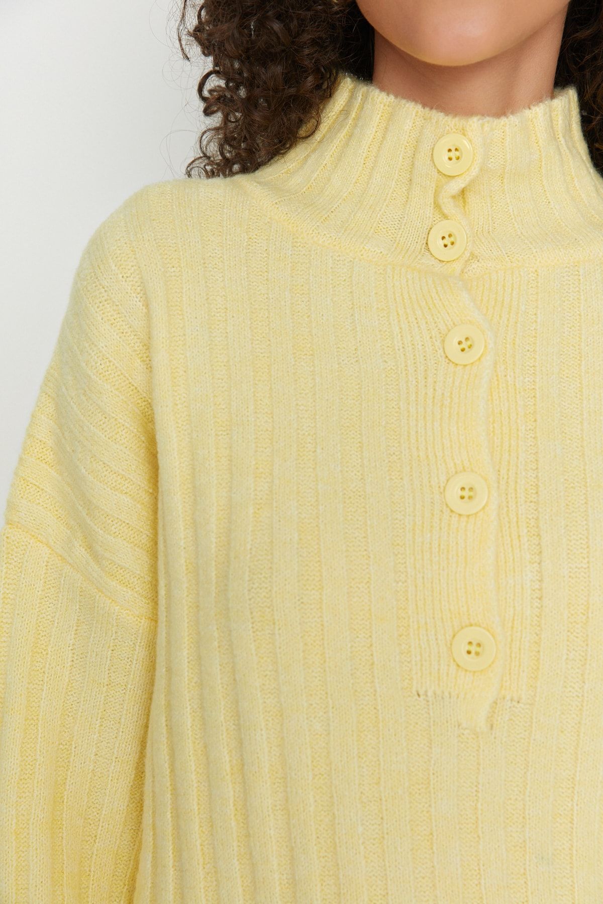 Trendyol Collection-Gelber, weich strukturierter Strickpullover mit Stehkragen und weiter Passform TWOAW21KZ0783 4