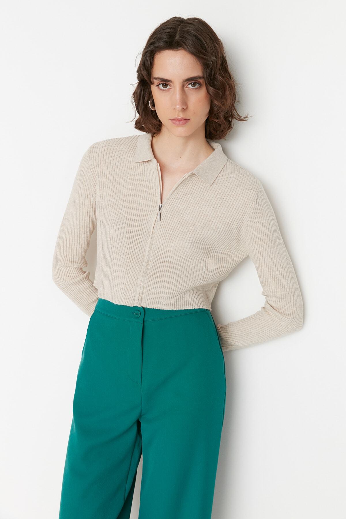 Trendyolmilla  Bej Crop Fermuarlı Triko Hırka TWOAW21HI0154 - Görsel 2