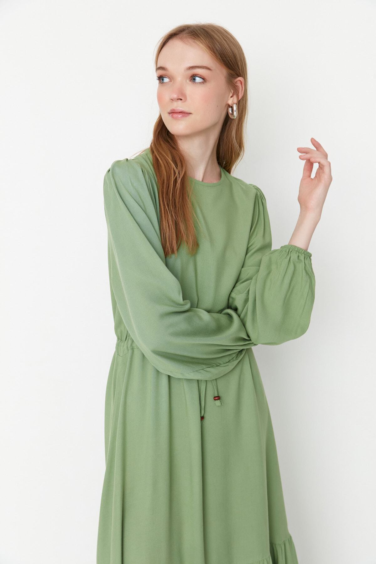 Trendyol Modest-Zelené tkané šaty širokého střihu s detailem v pase na zavazování TCTSS22EB00133 3