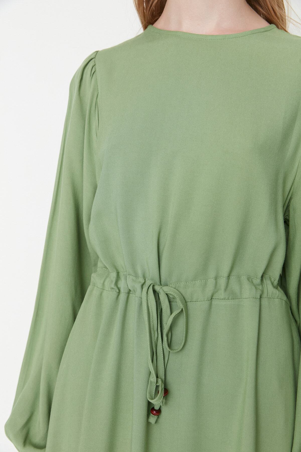 Trendyol Modest-Zelené tkané šaty širokého střihu s detailem v pase na zavazování TCTSS22EB00133 4
