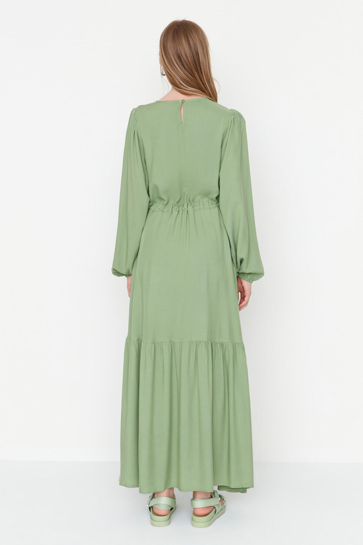 Trendyol Modest-Zelené tkané šaty širokého střihu s detailem v pase na zavazování TCTSS22EB00133 5