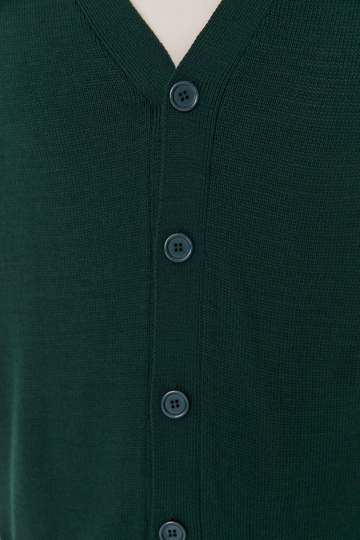 Kolekcia Trendyol-Tmavozelený pletený sveter – strih Regular Fit, detail zadného textu, TMNAW22HI0815 4