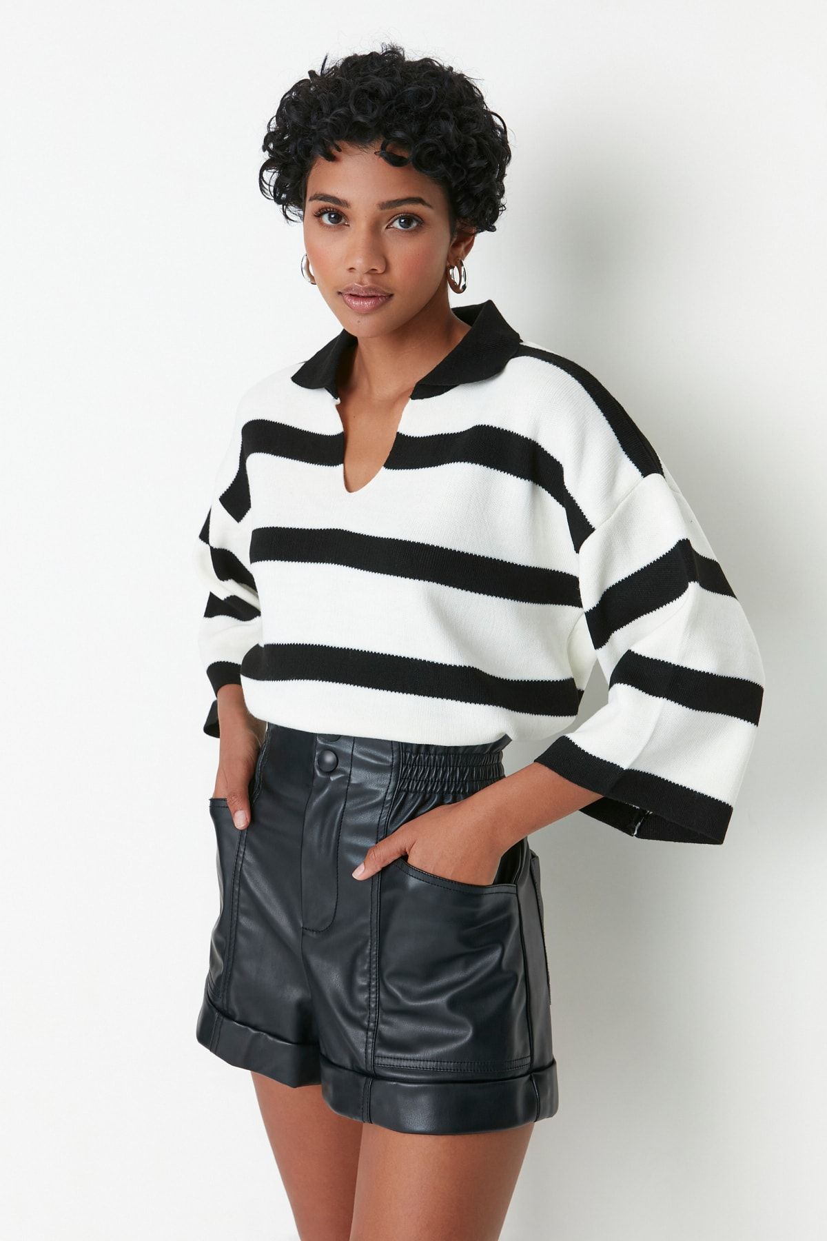 Trendyol Collection-Schwarz gestreifter Strickpullover mit Polokragen – TWOAW23BZ00001 3