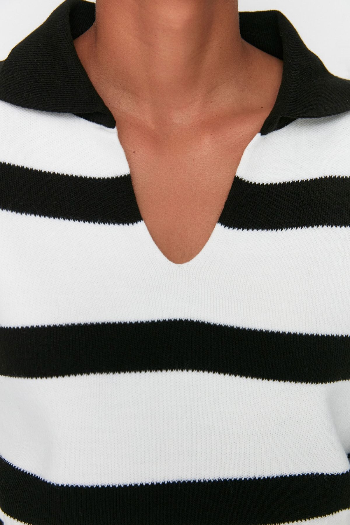 Trendyol Collection-Schwarz gestreifter Strickpullover mit Polokragen – TWOAW23BZ00001 5