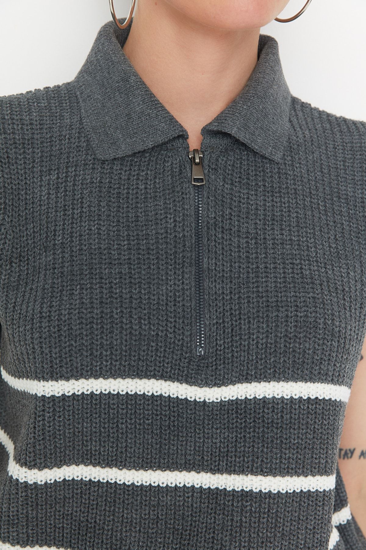 Trendyol Collection-Anthrazitfarbener Strick-Saugnapf mit Streifen und Reißverschluss TWOAW23SV0007 4