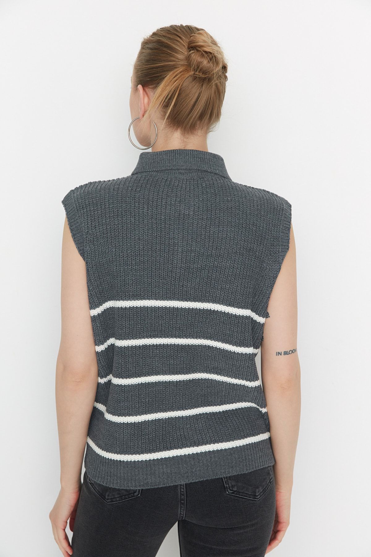 Trendyol Collection-Anthrazitfarbener Strick-Saugnapf mit Streifen und Reißverschluss TWOAW23SV0007 5