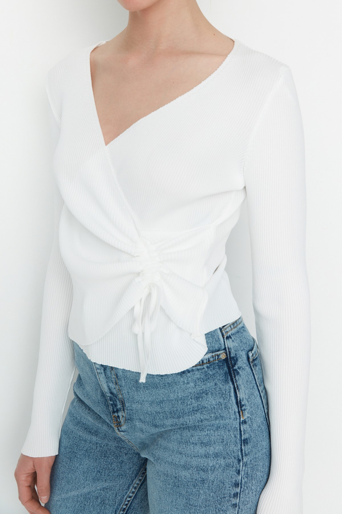 Trendyolmilla  Ekru Kruvaze Büzgü Detaylı Triko Kazak TWOAW23KZ00828 - Görsel 4