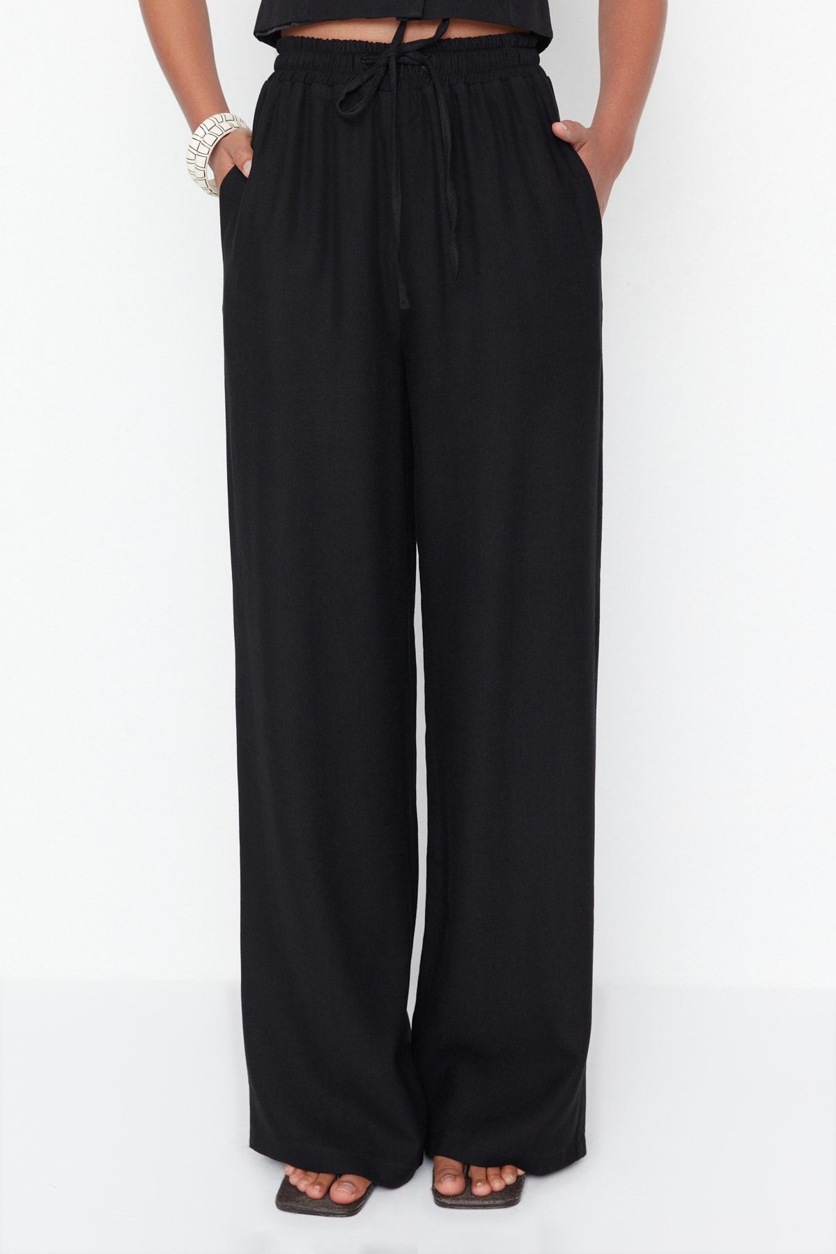 Trendyol Collection-Pantaloni negri țesuți cu picioare largi TWOSS22PL00065 4