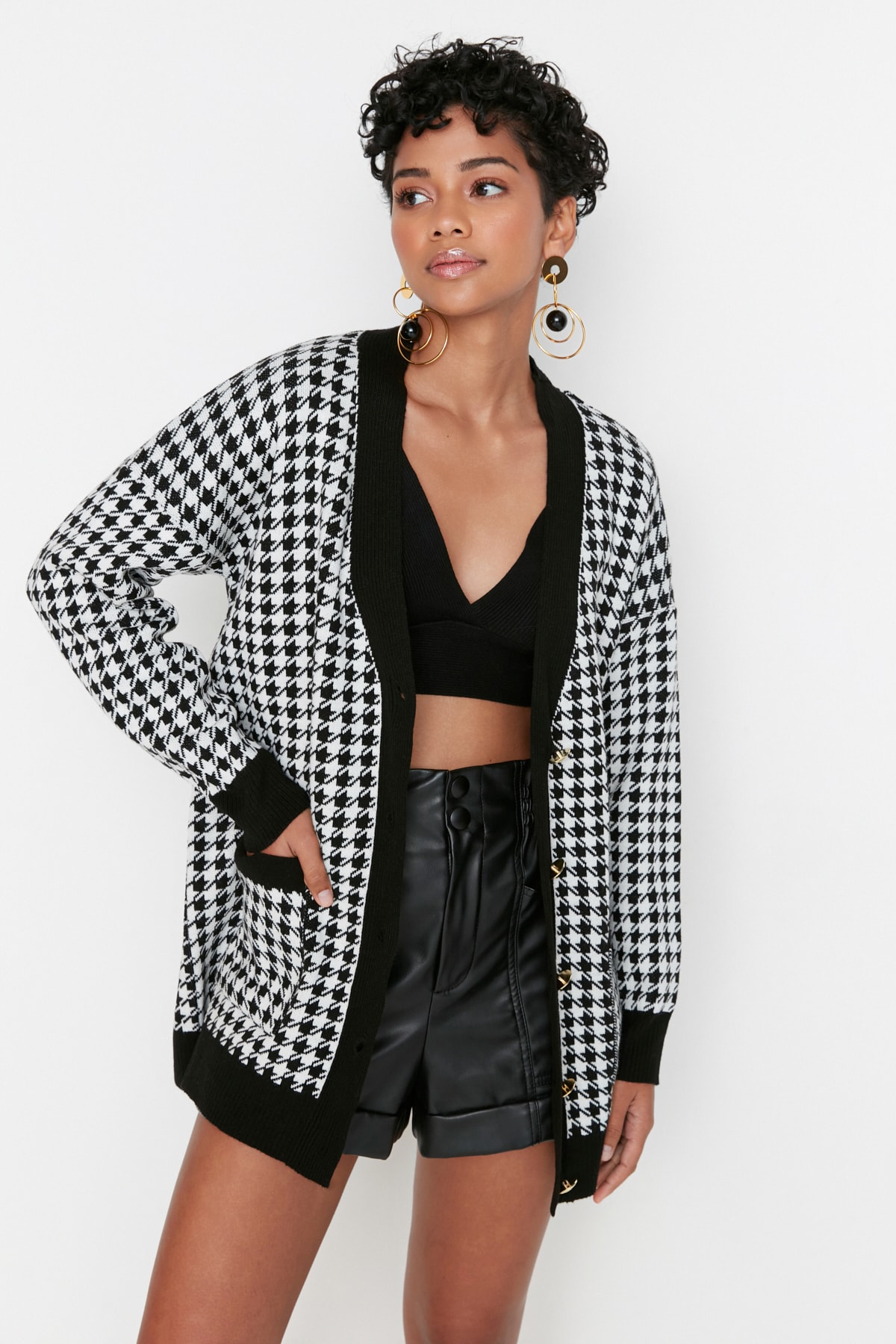 Trendyol Collection Schwarzer Strick-Cardigan mit weiter Passform - Hahnentrittmuster TWOAW22HI0179