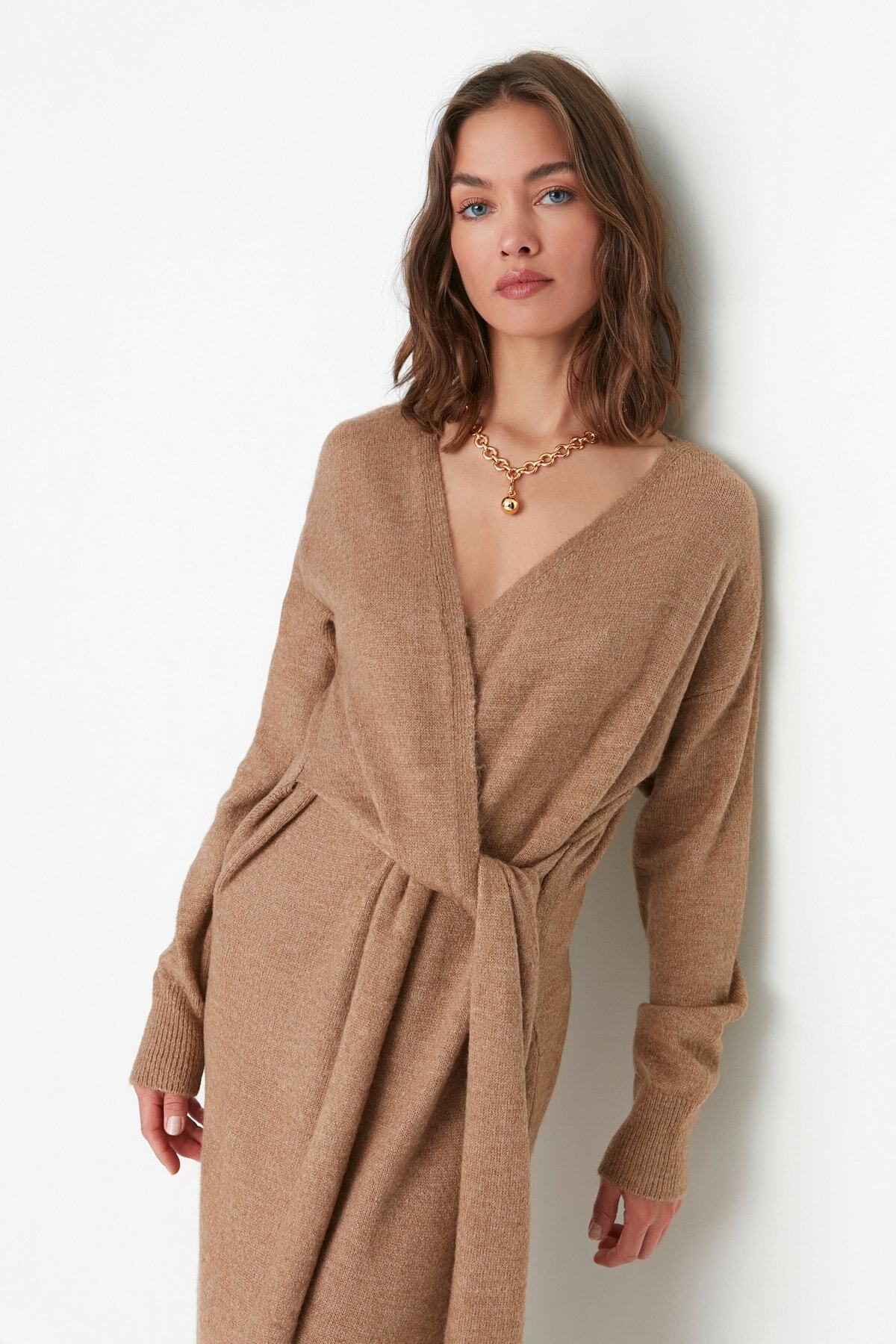 Trendyol Collection Sukienka midi z dzianiny w kolorze camelowym o miękkiej fakturze - dwurzędowy kołnierzyk i wiązanie Twoaw21El0260