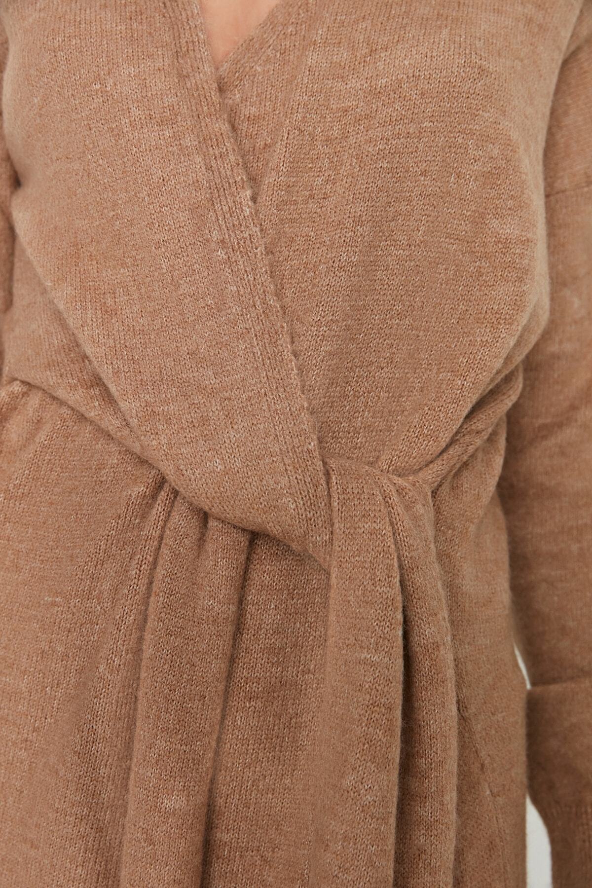 Trendyol Collection Sukienka midi z dzianiny w kolorze camelowym o miękkiej fakturze - dwurzędowy kołnierzyk i wiązanie Twoaw21El0260