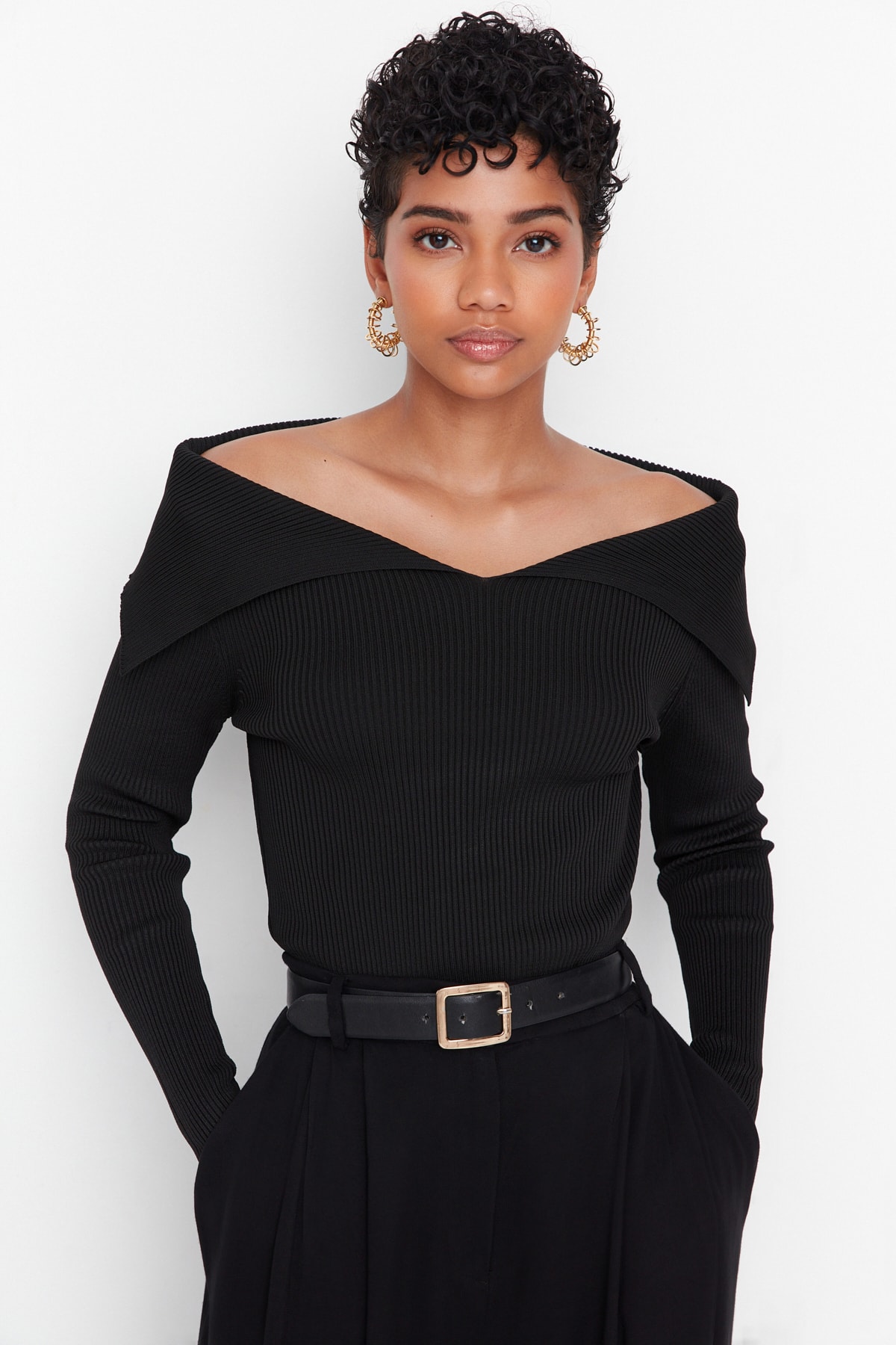 Kolekcia Trendyol Čierny pletený sveter Carmen s golierom TWOAW22KZ0993