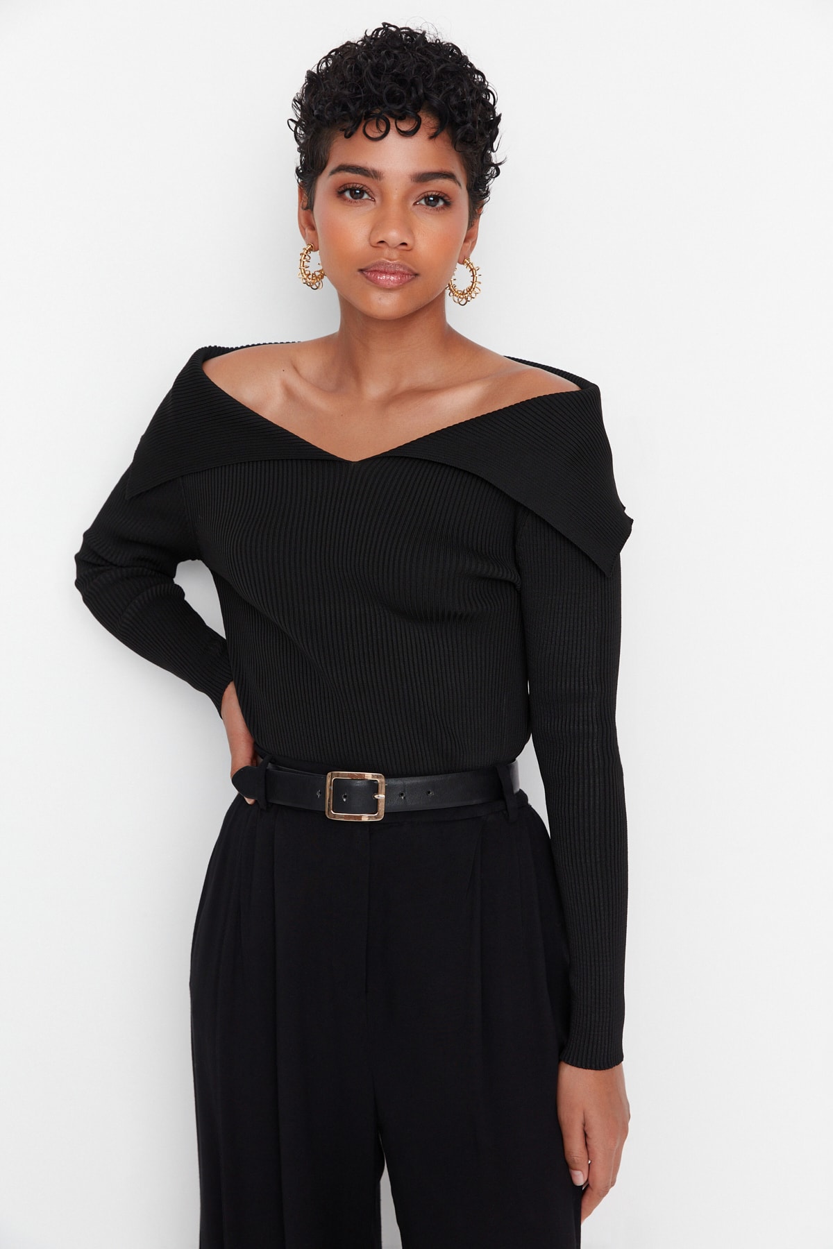 Kolekcia Trendyol Čierny pletený sveter Carmen s golierom TWOAW22KZ0993