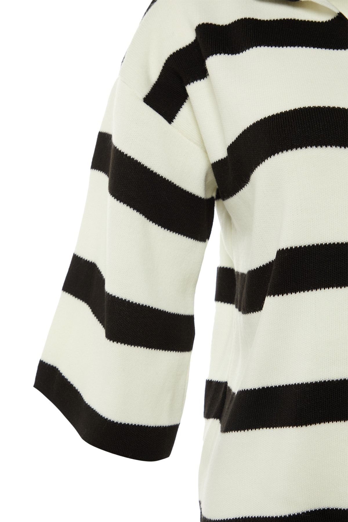 Trendyol Collection-Schwarz gestreifter Strickpullover mit Polokragen – TWOAW23BZ00001 2