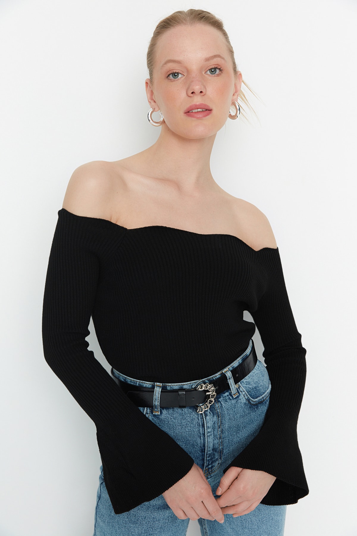 Trendyol Collection Czarny sweter z dzianiny Carmen z kołnierzykiem - TWOAW22KZ2218