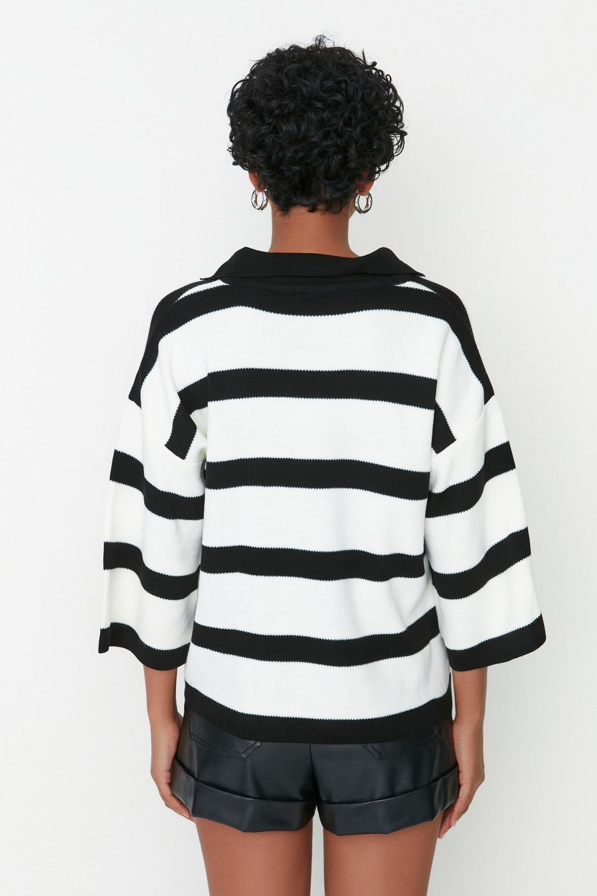 Trendyol Collection-Schwarz gestreifter Strickpullover mit Polokragen – TWOAW23BZ00001 6
