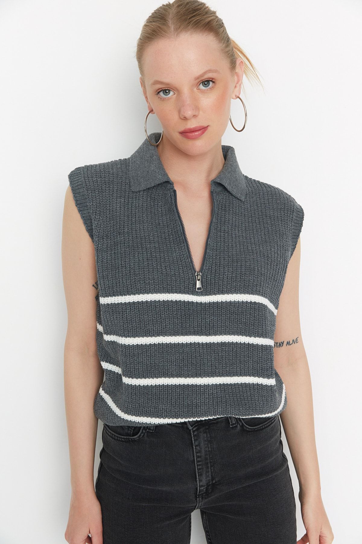Trendyol Collection-Anthrazitfarbener Strick-Saugnapf mit Streifen und Reißverschluss TWOAW23SV0007 3