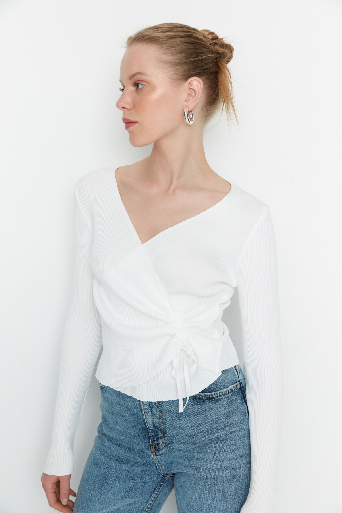 Trendyolmilla  Ekru Kruvaze Büzgü Detaylı Triko Kazak TWOAW23KZ00828 - Görsel 3