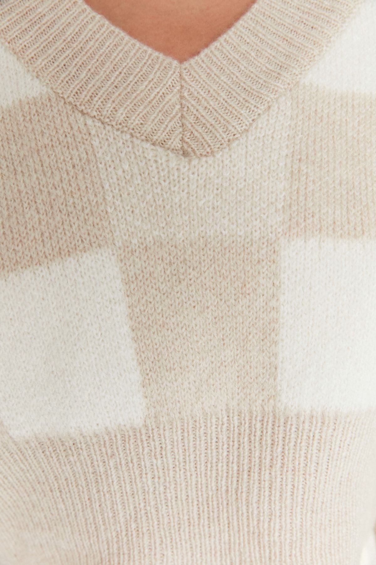 Trendyol Collection-Weicher, strukturierter, gemusterter Strickpullover in Stone Crop-Optik TWOAW21KZ0174 4