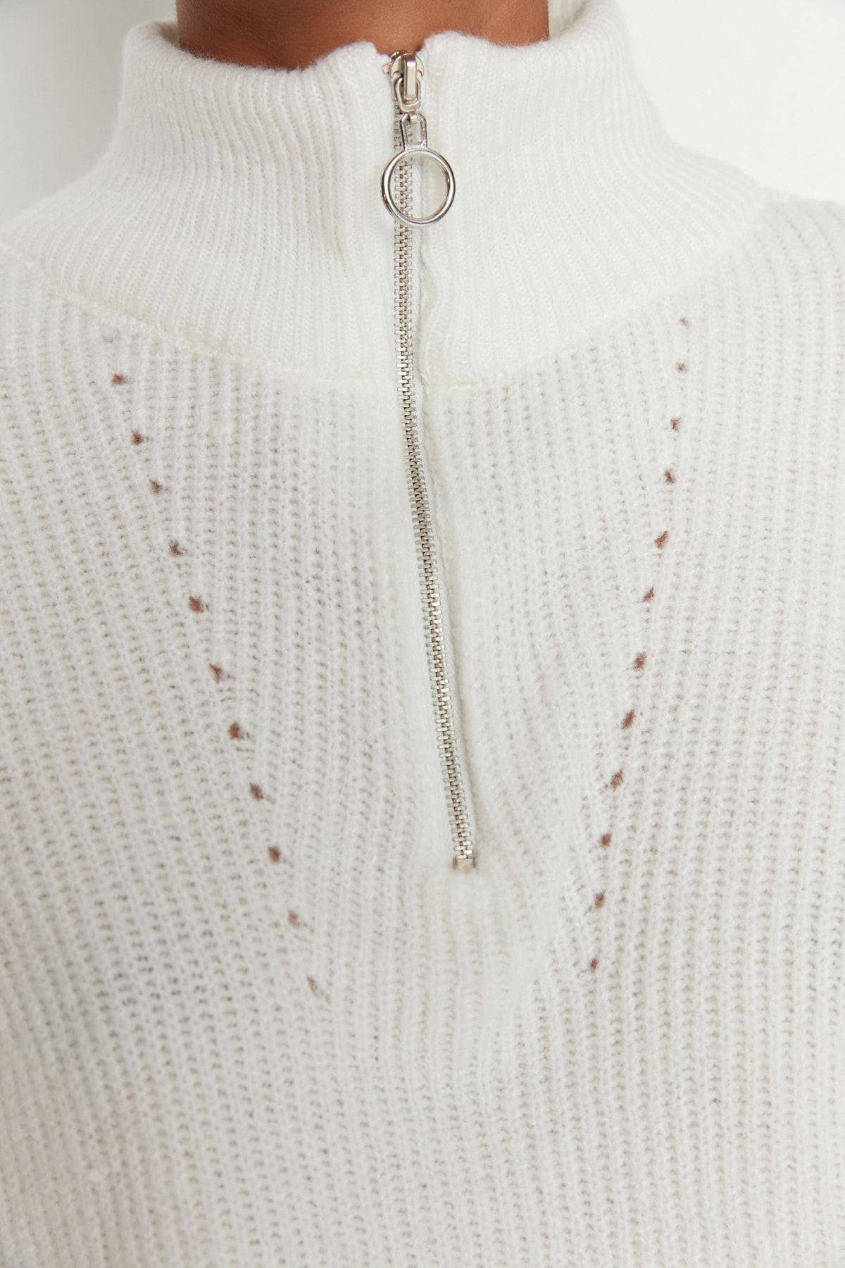 Trendyol Collection-Ecrufarbener, weich strukturierter Strickpullover mit Reißverschluss TWOAW20XS0009 4
