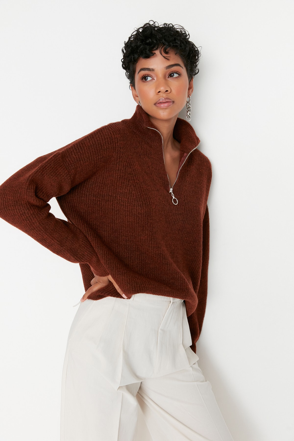 Trendyol Collection Hnědý pletený svetr s měkkou texturou na zip – udržitelnější TWOAW20XS0009