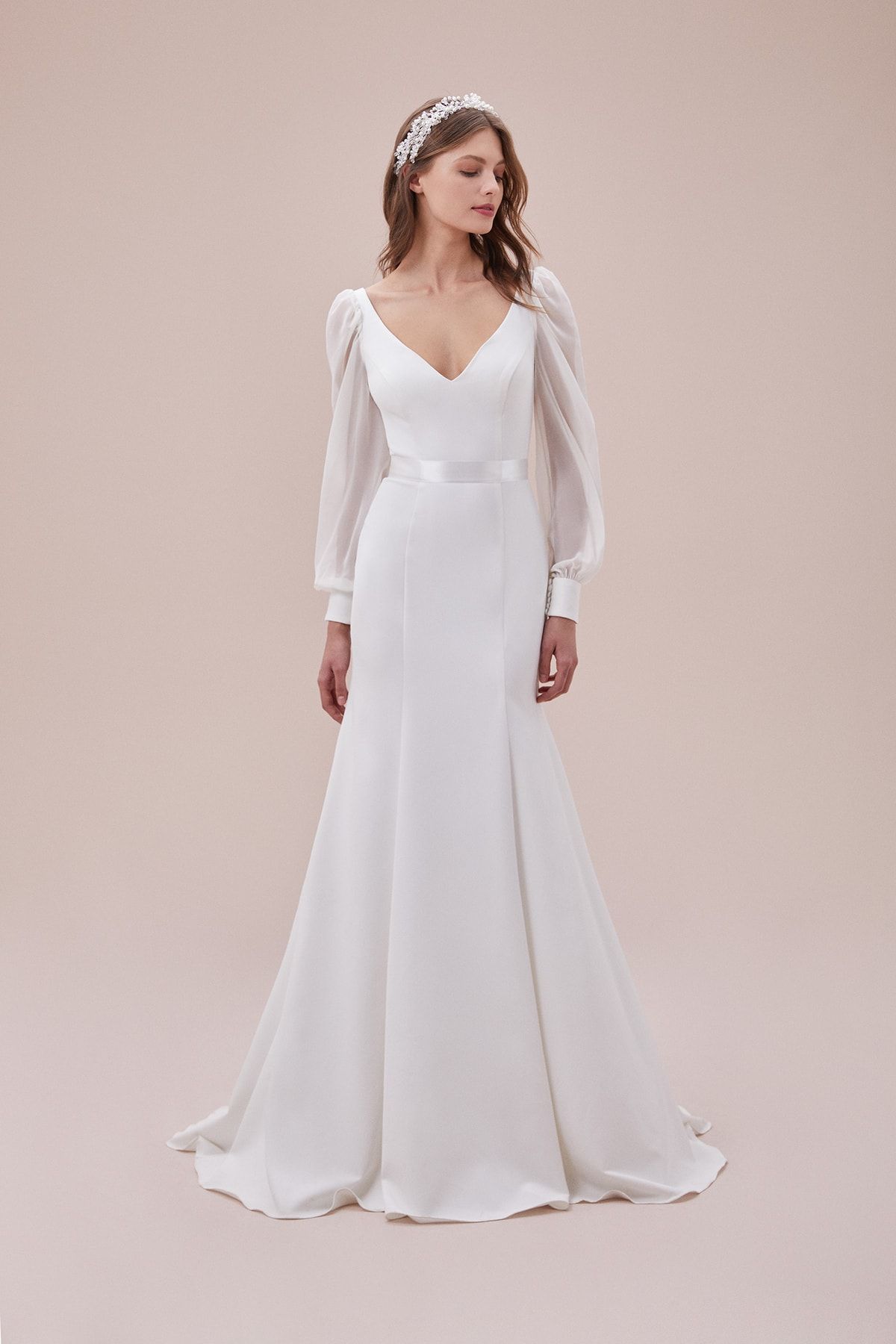 robe de mariée cintrée en crêpe manches longues en tulle et col en v