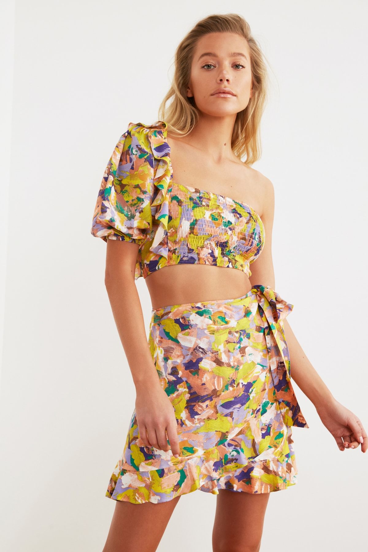 Trendyol Collection-Abstrakt gemustertes, gewebtes Rüschen-Set mit einer Schulter, Bluse und Rock TBESS20AU0030 7