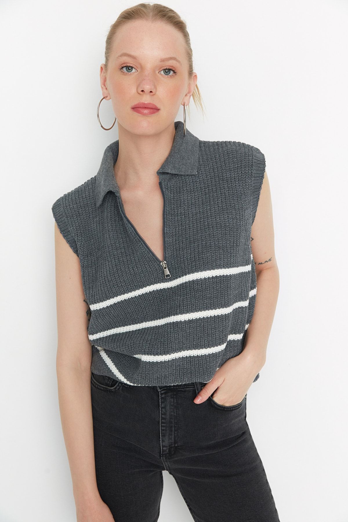 Trendyol Collection-Anthrazitfarbener Strick-Saugnapf mit Streifen und Reißverschluss TWOAW23SV0007 2