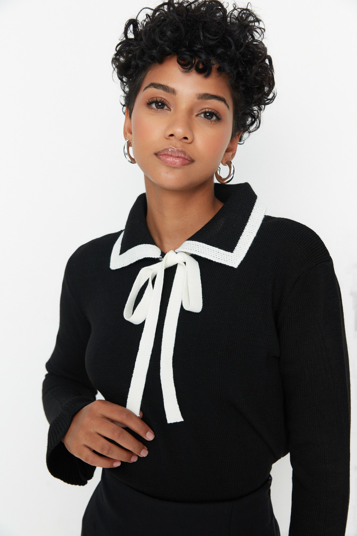 Trendyol Collection Schwarzer Strickpullover – Band- und Schleifendetail, Farbblock TWOAW23KZ0039