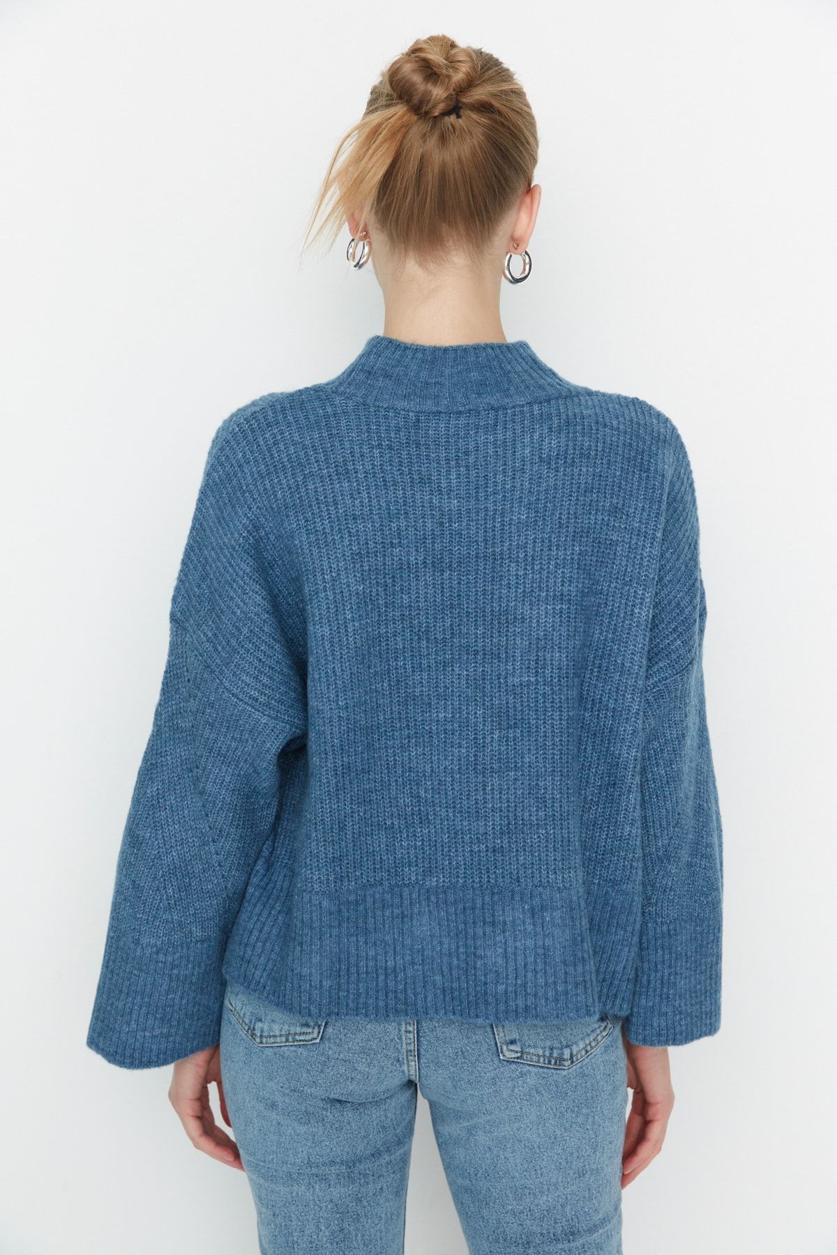 Trendyol Collection-Indigofarbener, weich strukturierter Basic-Strickpullover TWOAW22KZ0474 5