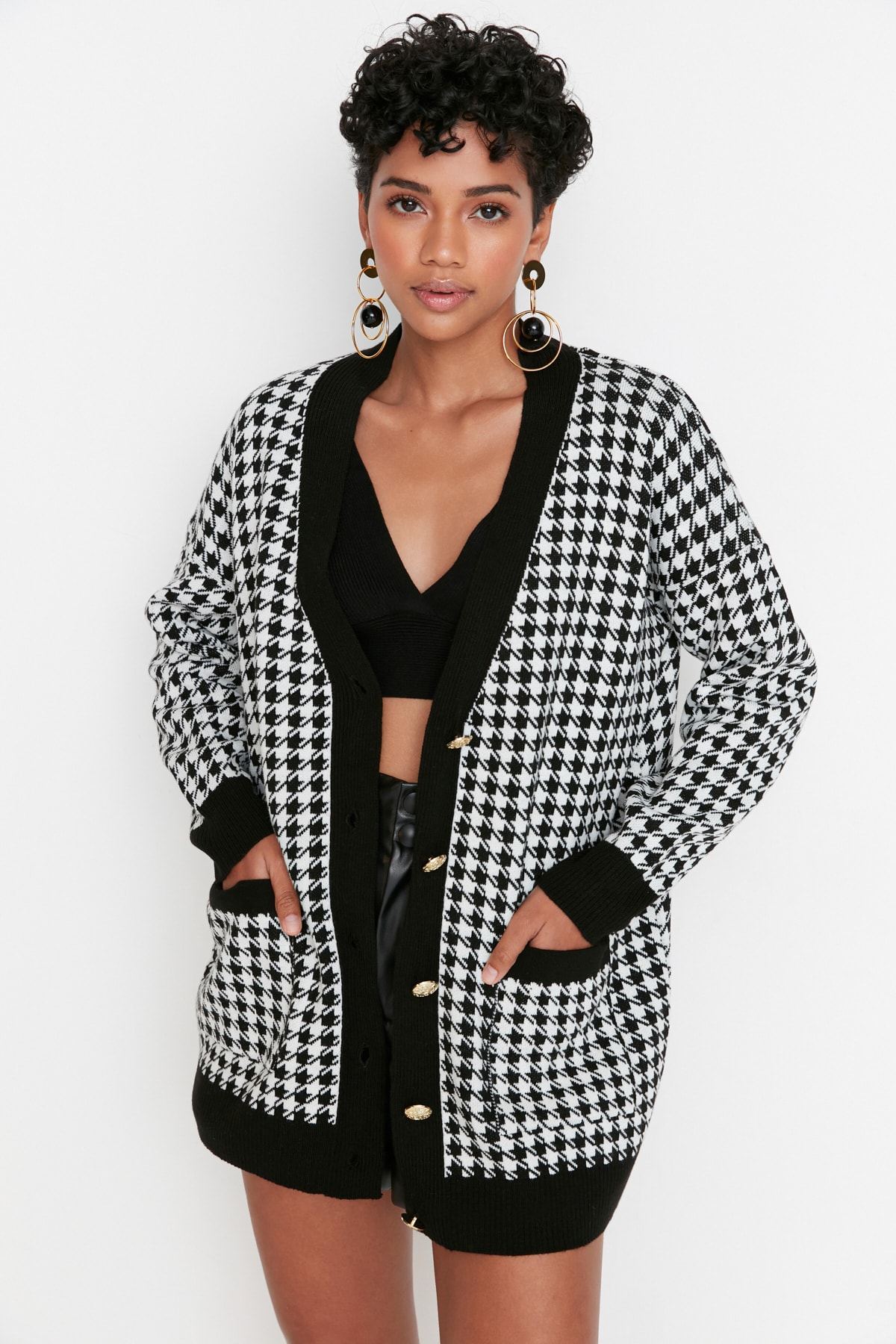 Trendyol Collection Schwarzer Strick-Cardigan mit weiter Passform - Hahnentrittmuster TWOAW22HI0179