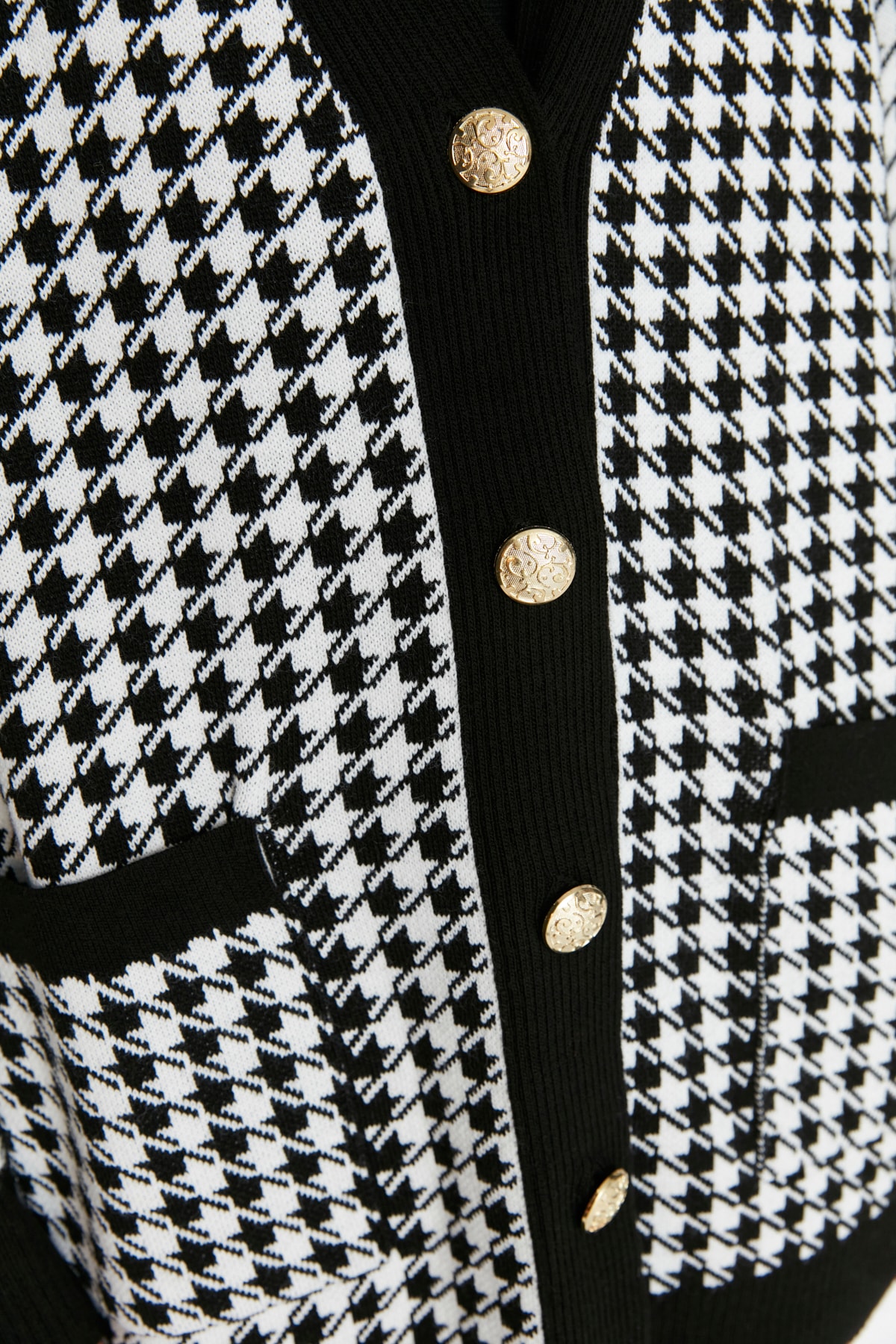 Trendyol Collection Schwarzer Strick-Cardigan mit weiter Passform - Hahnentrittmuster TWOAW22HI0179