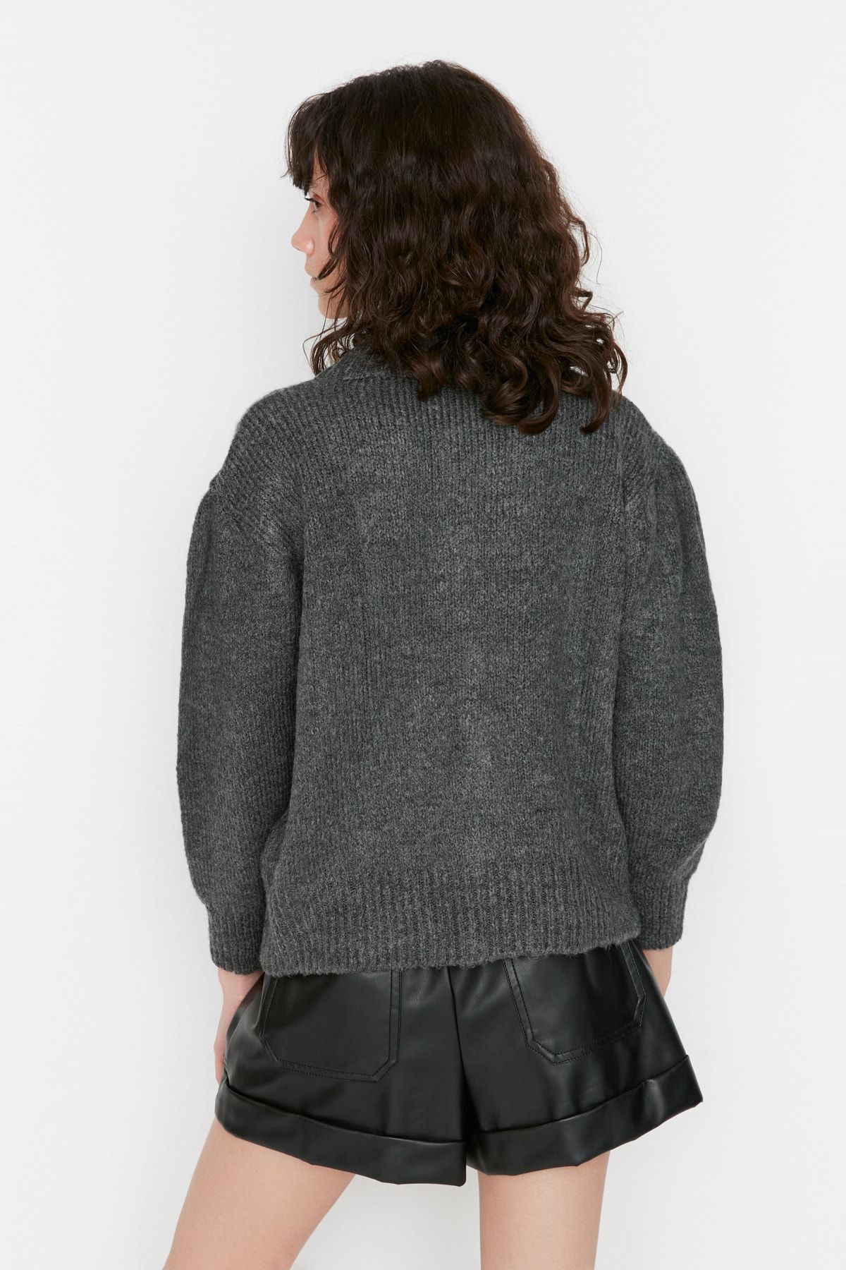 Trendyol Collection-Cardigan din tricotaje antracit cu nasturi bijuterie - textura moale TWOAW21HI0034 10