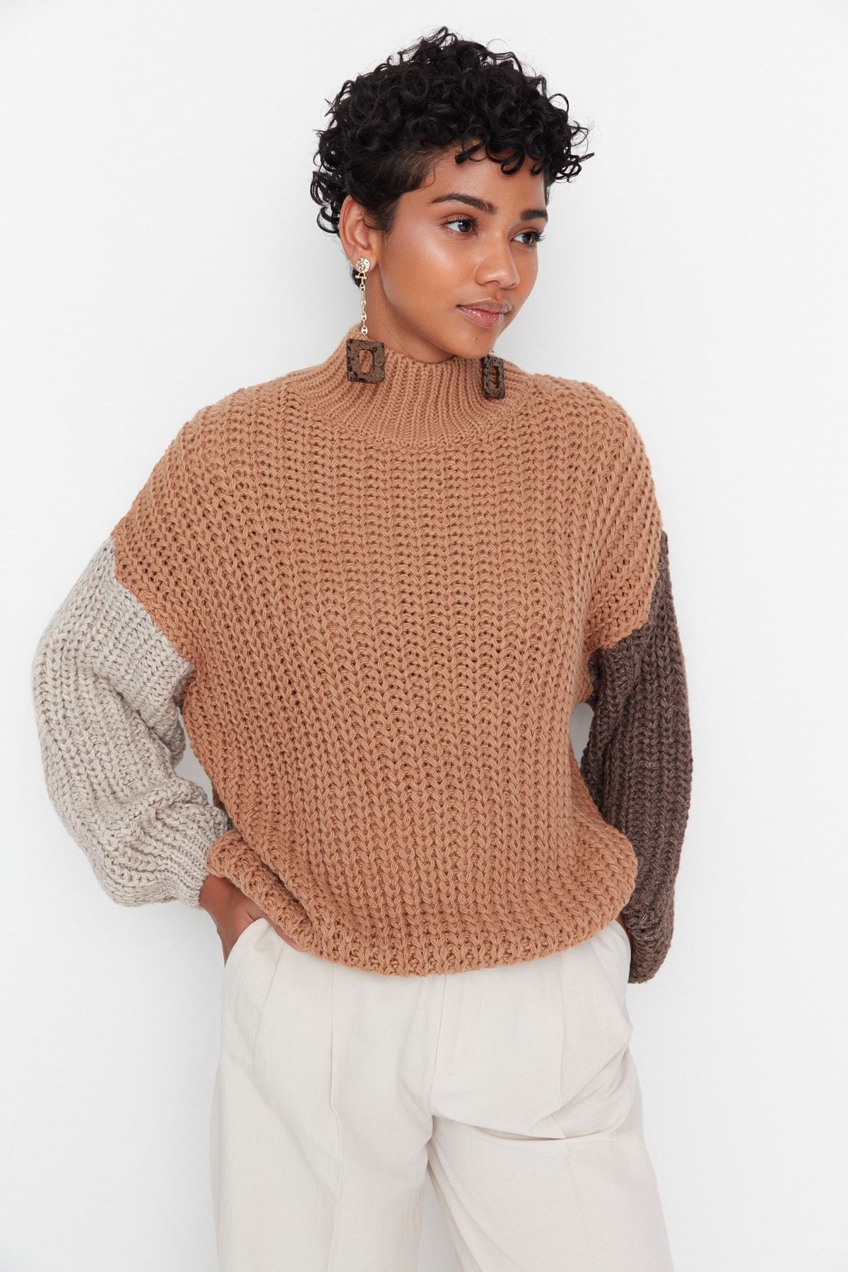 Trendyol Collection-Camel Wide Fit Soft Textured Color Block Knitwear Sweater TWOAW21KZ0271 2