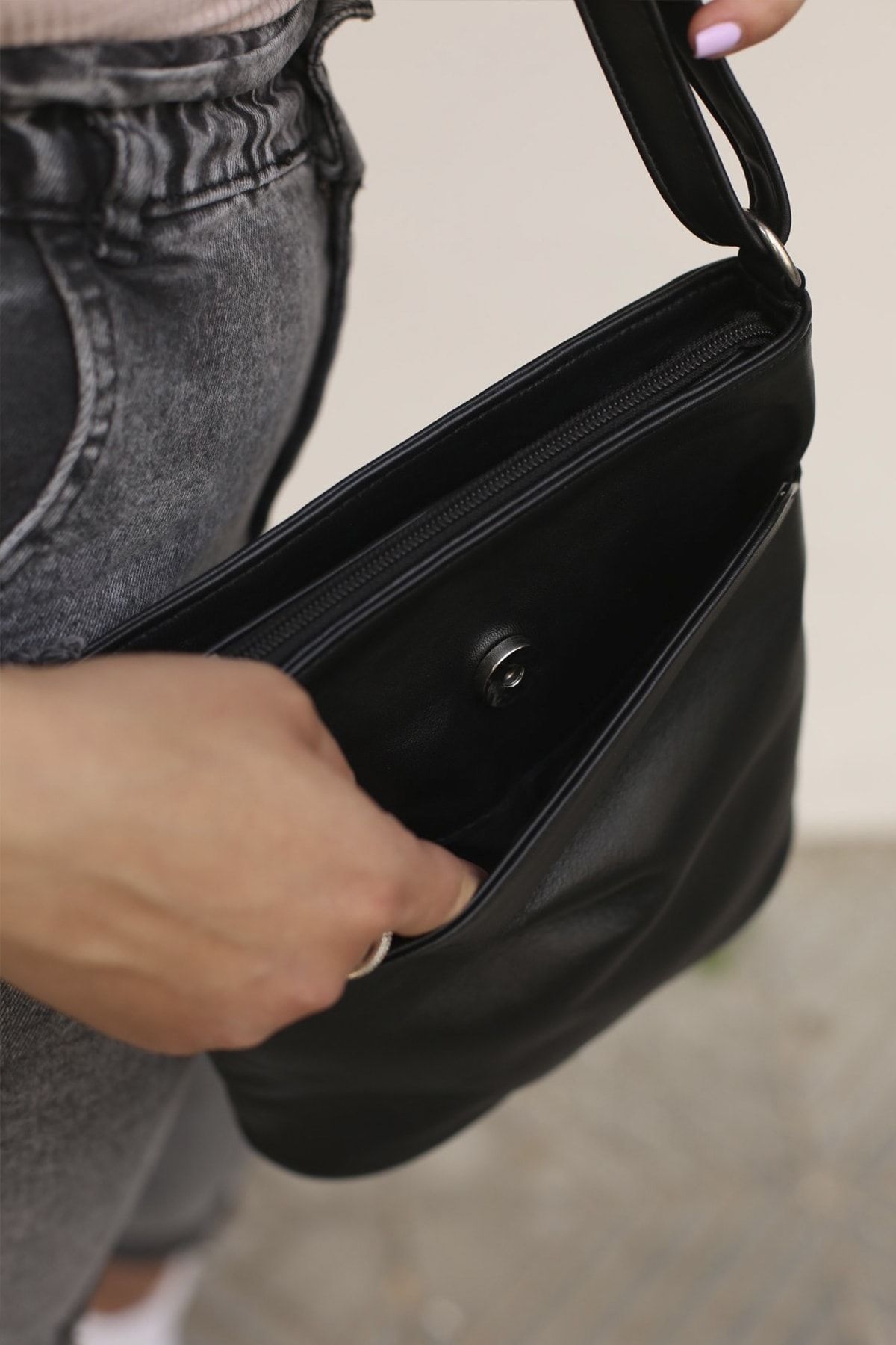 volk-20 Size 30 Gusseted Genuine Leather Shoulder Bag - Width:8 4