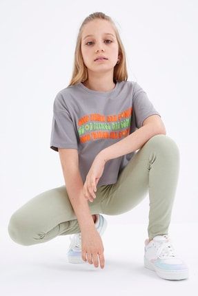 Gri Oversize Renkli Yazı Baskılı Düşük Omuz O Yaka Kız Çocuk Crop T-shirt - 75038 T09KG-75038