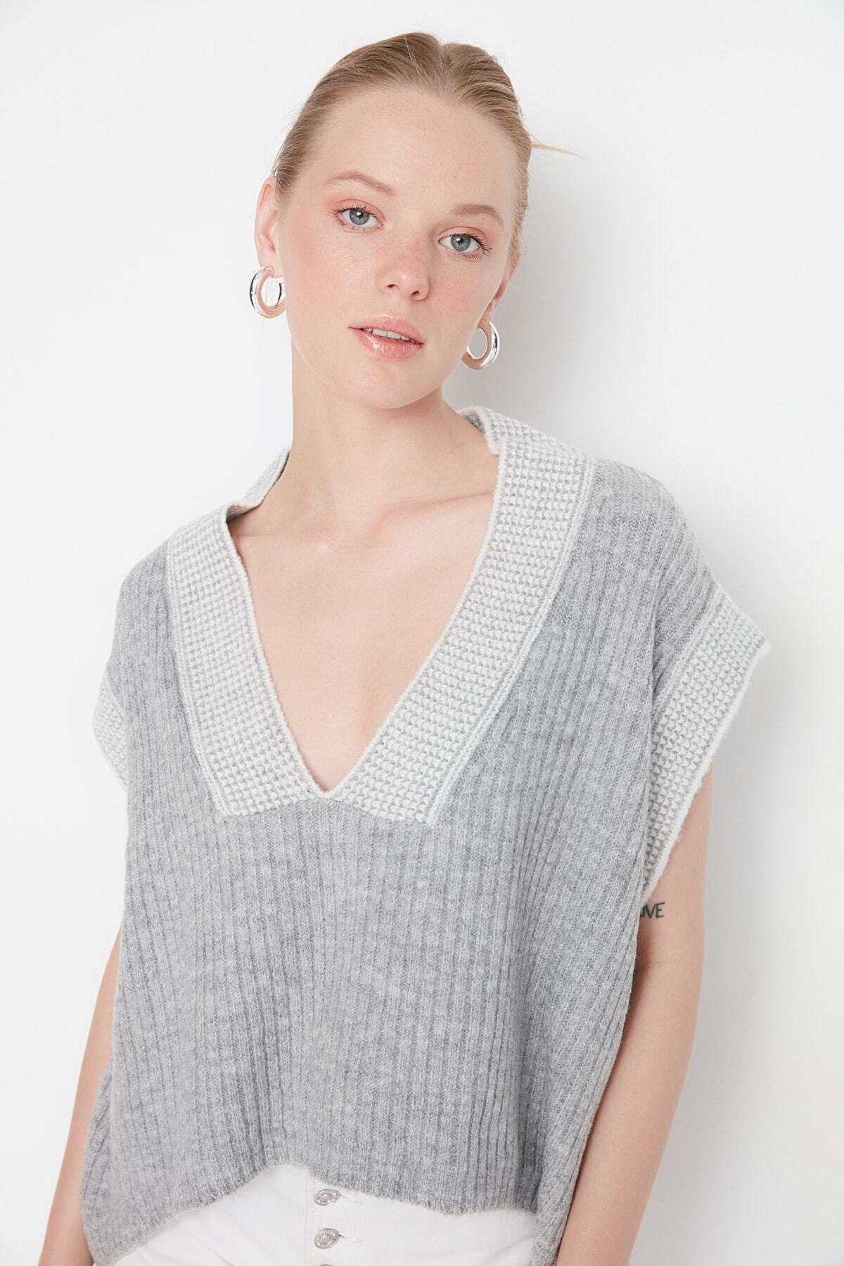 Trendyol Collection-Grauer, weicher, strukturierter Strickpullover im Farbblock-Design mit weiter Passform TWOAW21BZ0014 3